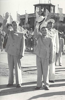 <p>1959年邓小平（前）等在首都机场欢送外宾