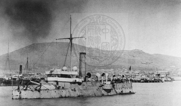  p>"平远"级近海防御铁甲舰,原名"龙威",1886年春开工建造,基本排水量