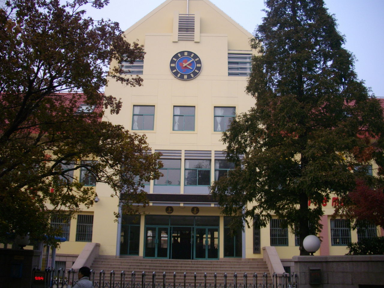 ="5828427">青岛嘉峪关学校 /a>始建于1953年11月,前身是海军子弟小学