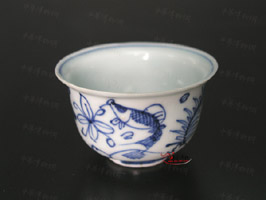 明万历景德镇青花鱼藻纹酒杯