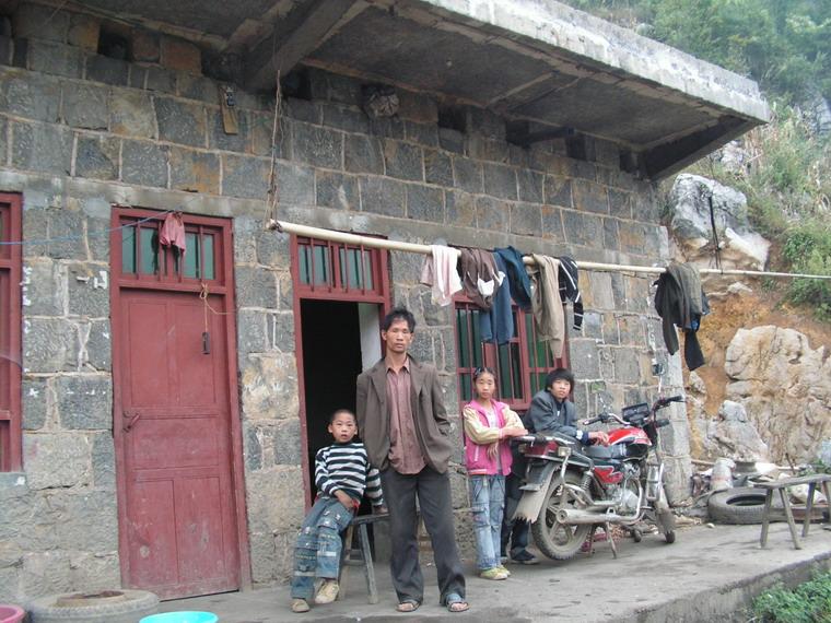  p>何湾自然村,隶属于云南省昭通市镇雄县以勒镇以堡村委会,位于以勒