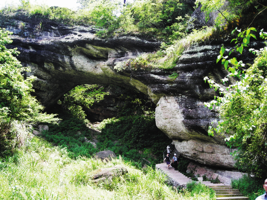  p>石鹅岩为位于武义县城西7公里处的桃溪滩乡境内的一处风景区.