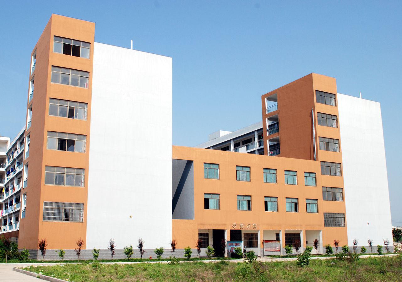 黄梅县晋梅中学是一所实行现代教育管理模式的民办学校,现任董事长