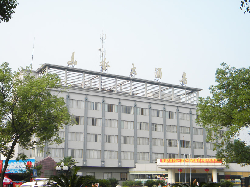  p>桂林山水大酒店占地68亩,庭院式风格,环境幽雅,停车场地宽阔,会议