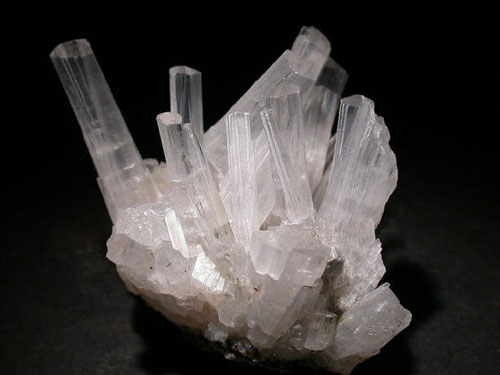 钠沸石的晶体为玻璃状又细又长,或为纤维状块体.