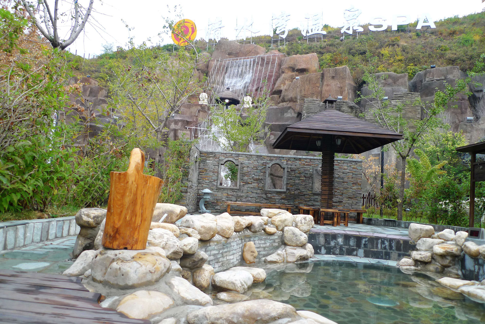 背倚世界闻名的千山景区,东北最具影响力的温泉养生会馆之一,鞍山地区