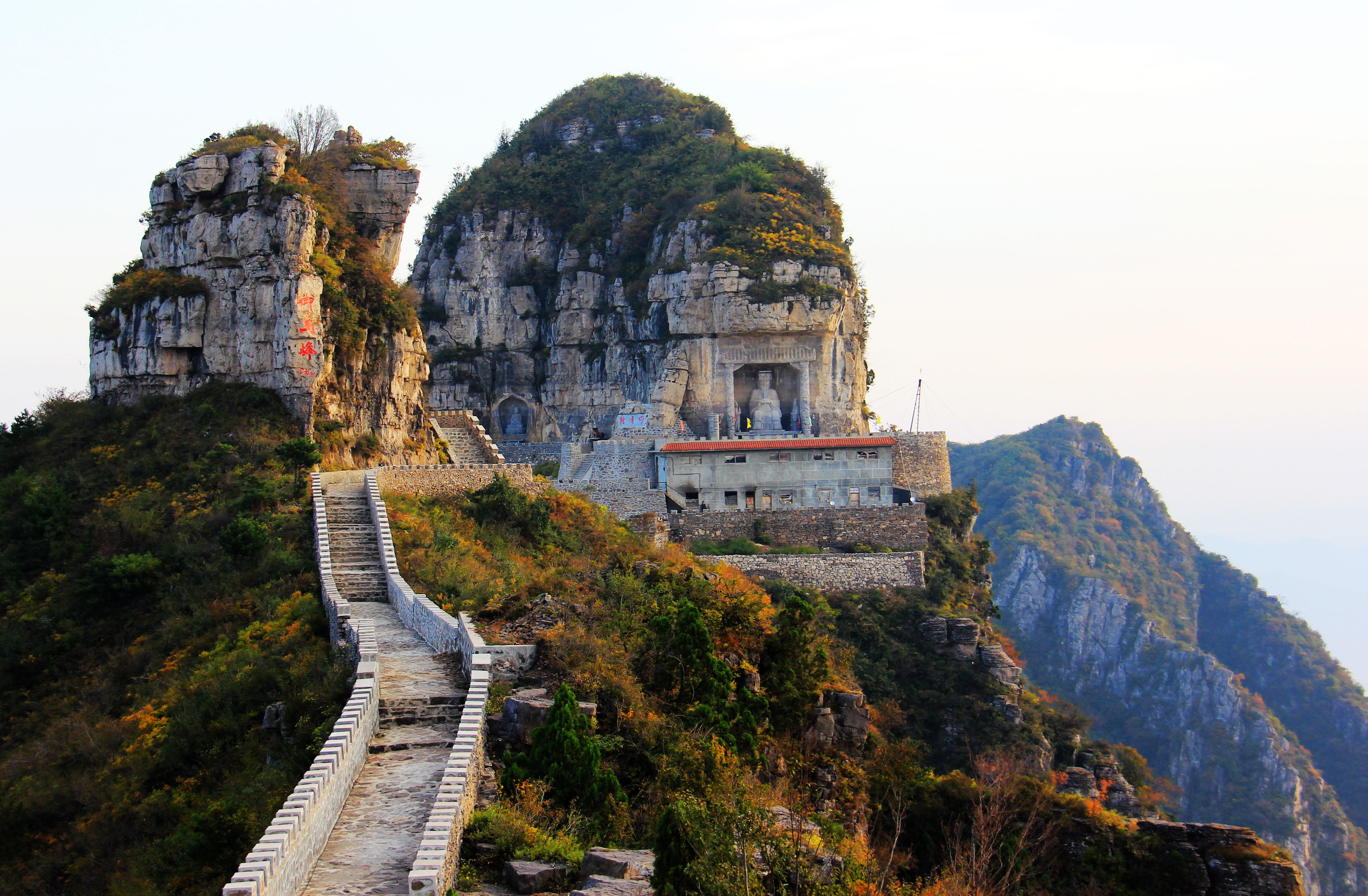  p data-id="gnwfnawgm7">轿顶山景区位于河南省辉县市西北部的沙窑乡