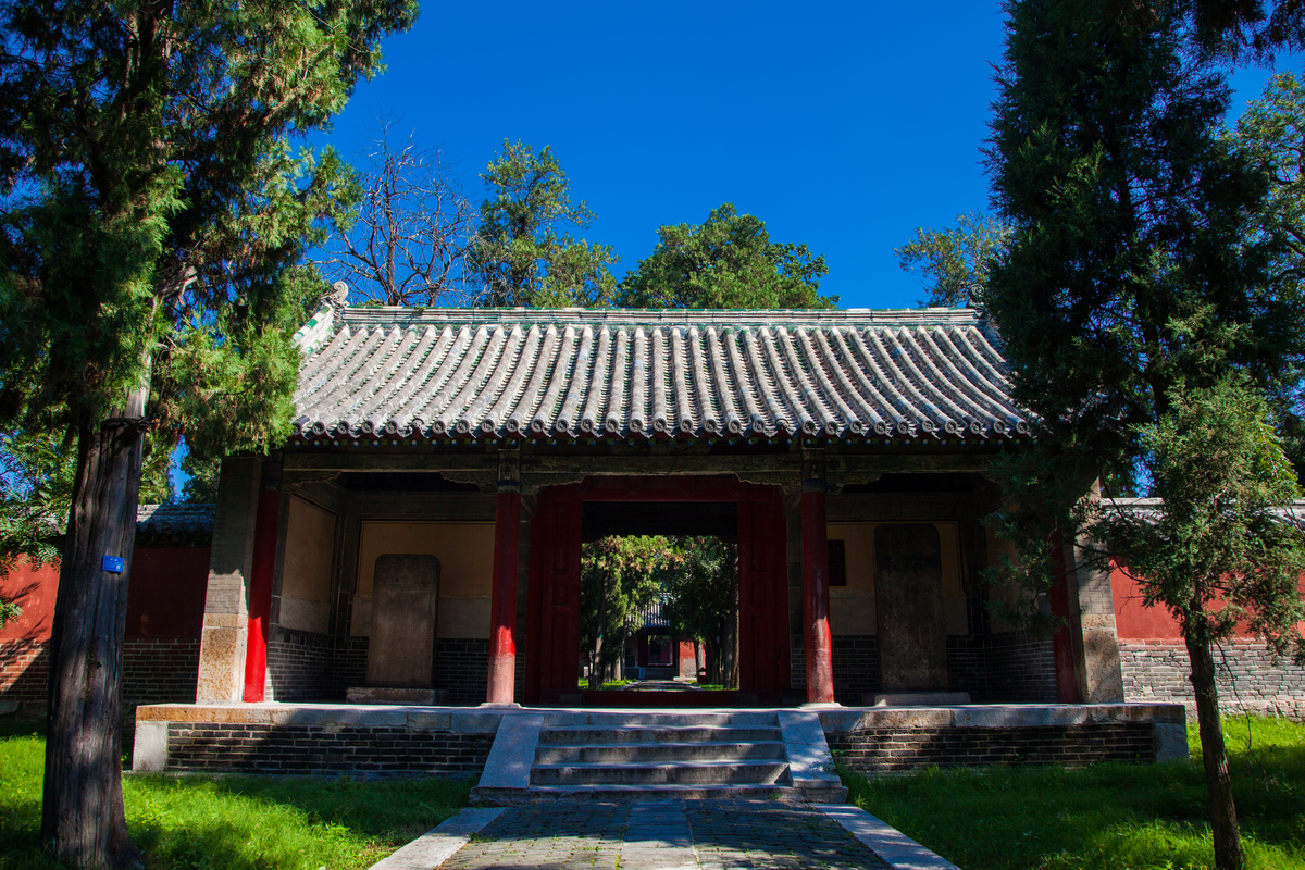 是祭祀周公的庙宇,位于山东省济宁市曲阜市鲁城街道周公庙居委