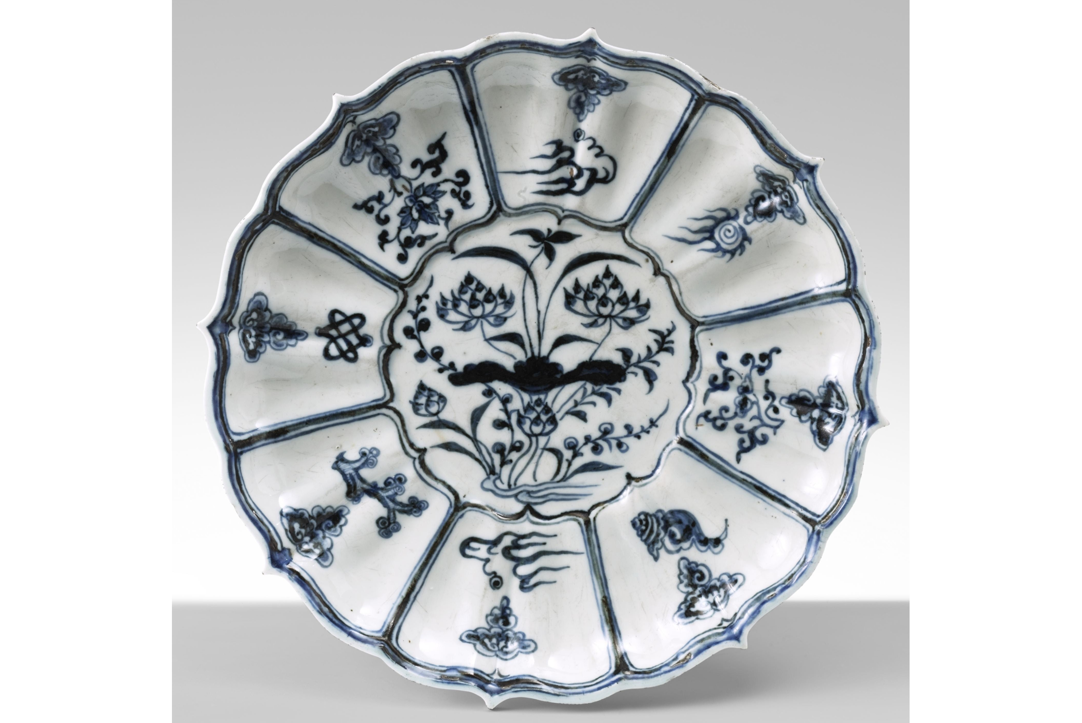 元景德镇窑青花莲瓣形盘