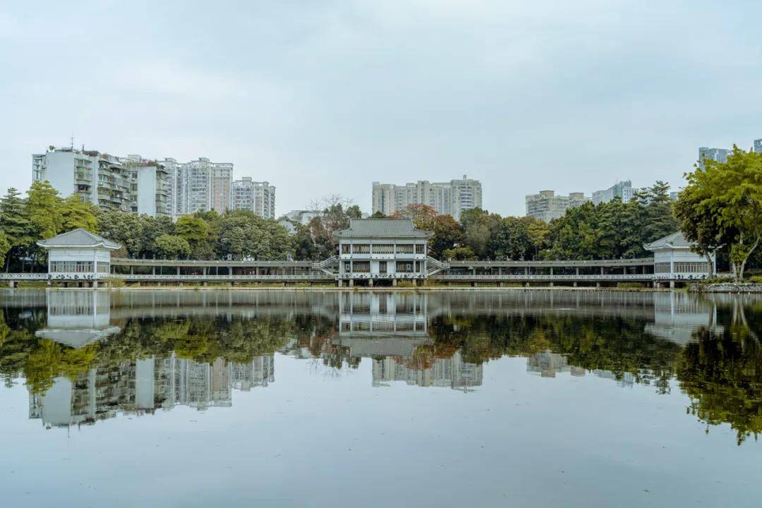  p data-id="gnwkjch92j">海山仙馆,位于广州市荔枝湾畔,是清代广州