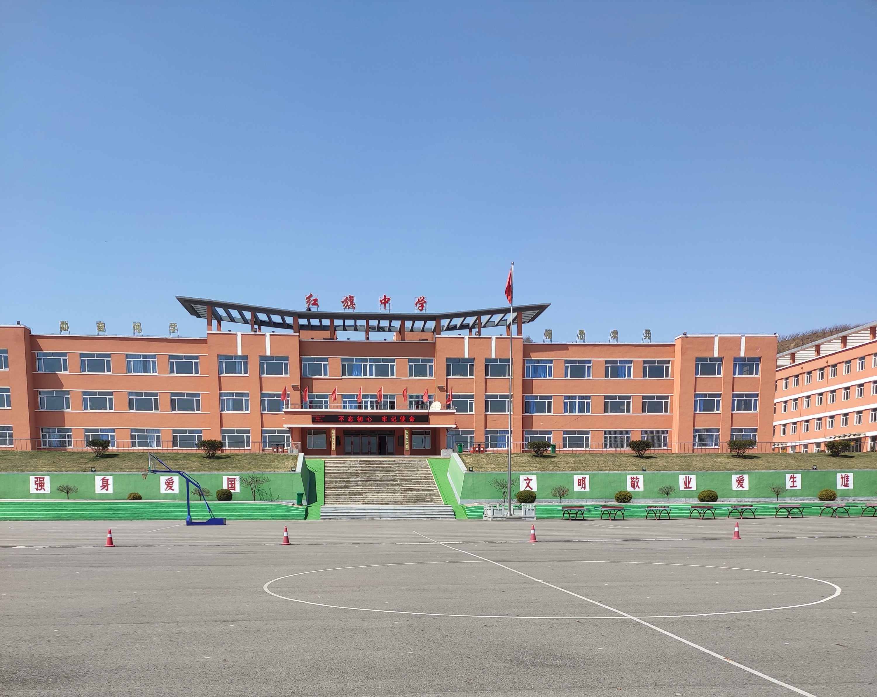 凤城市红旗镇初级中学