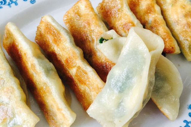  p>锅贴,中国著名传统小吃,属于煎烙煮馅类食品.制作精巧,味道可口.