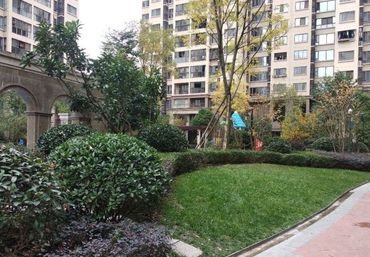  p>龙光君悦华庭二期位于成都市郫都郫县城区,共计房屋2600户,小区