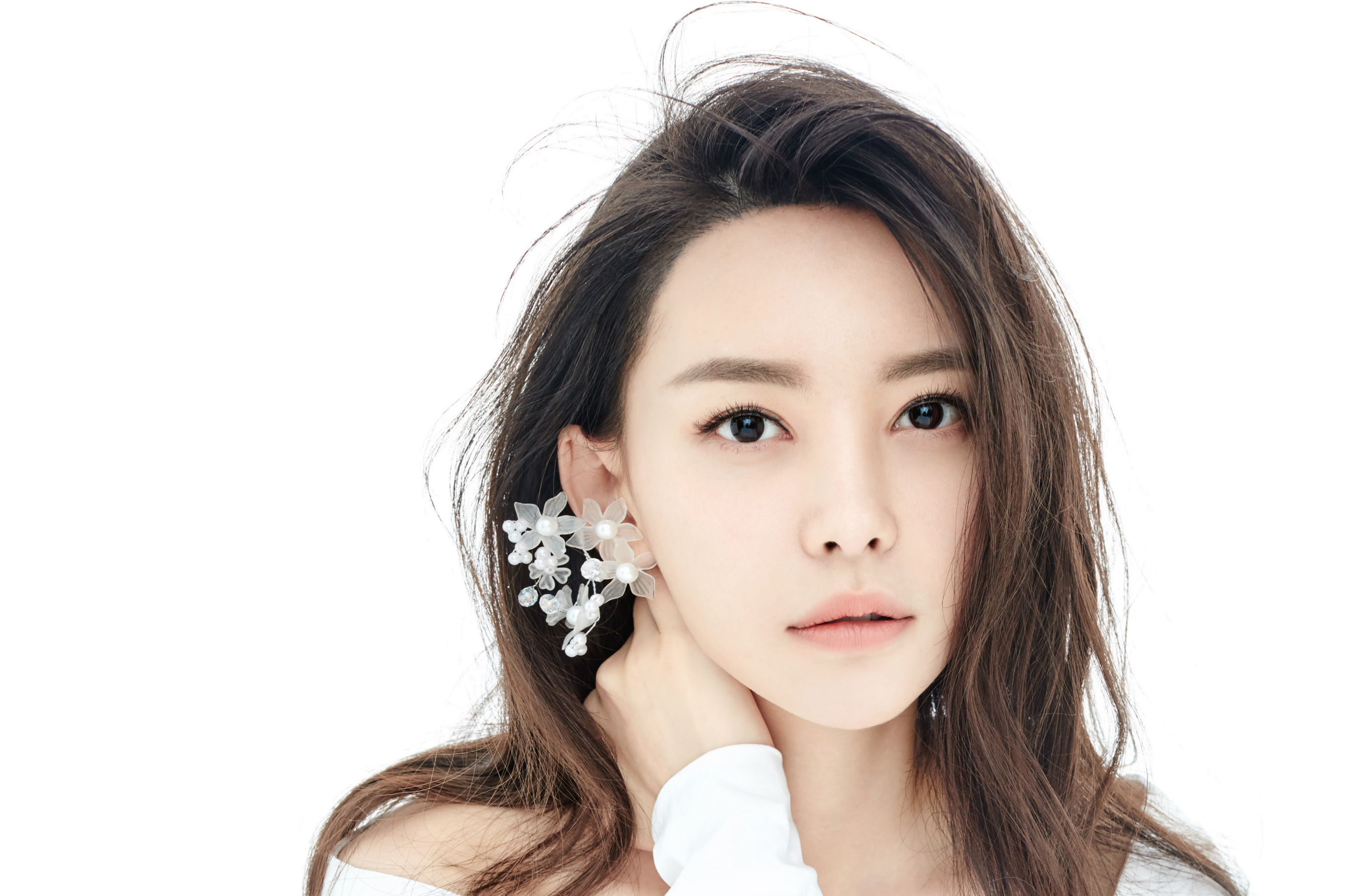 1989年11月7日出生于辽宁省大连市,加拿大籍影视女演员,歌手