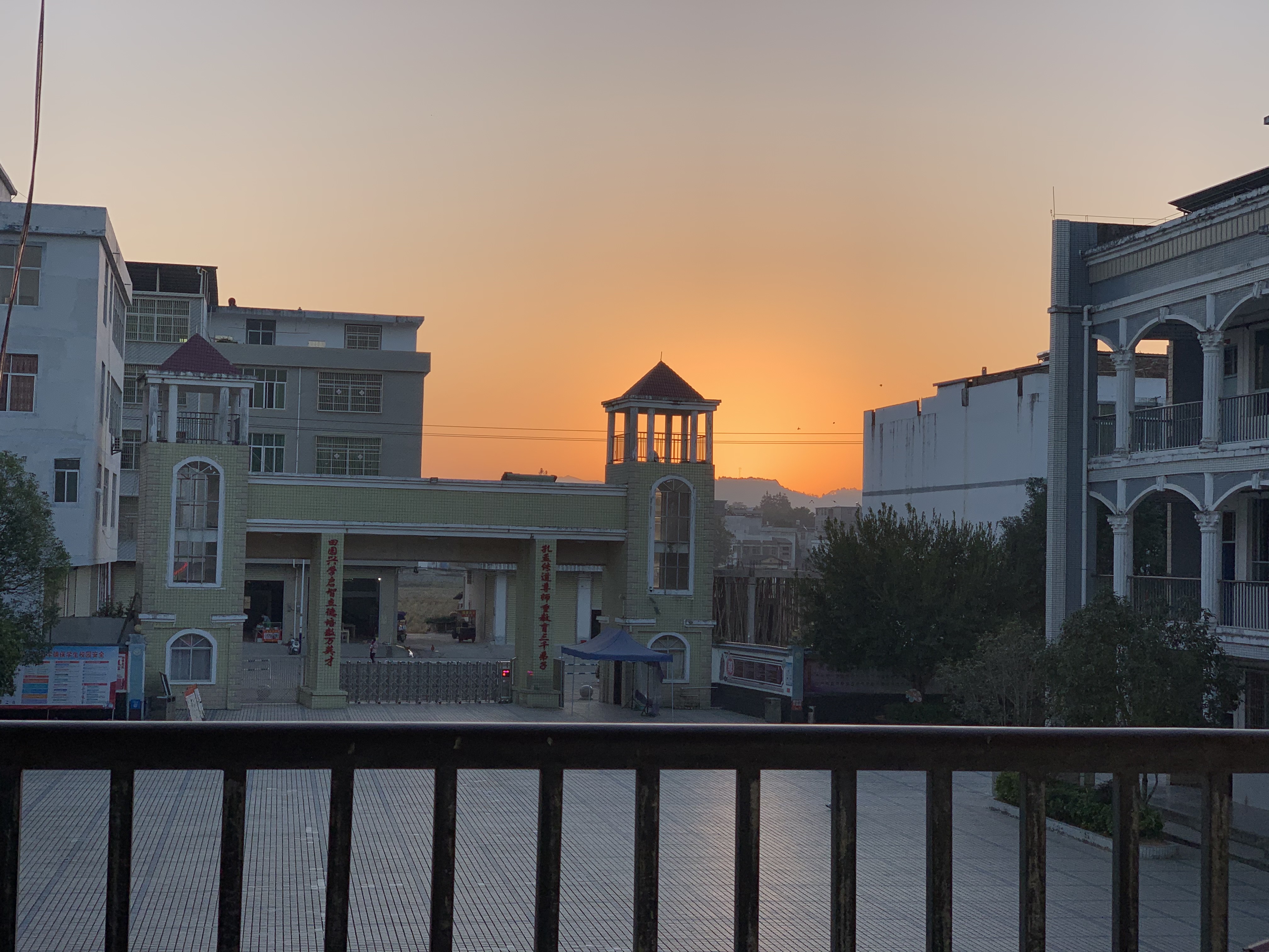 孔田中心小学位于江西省安远县孔田镇长富街,毗邻孔田卫生院;地处