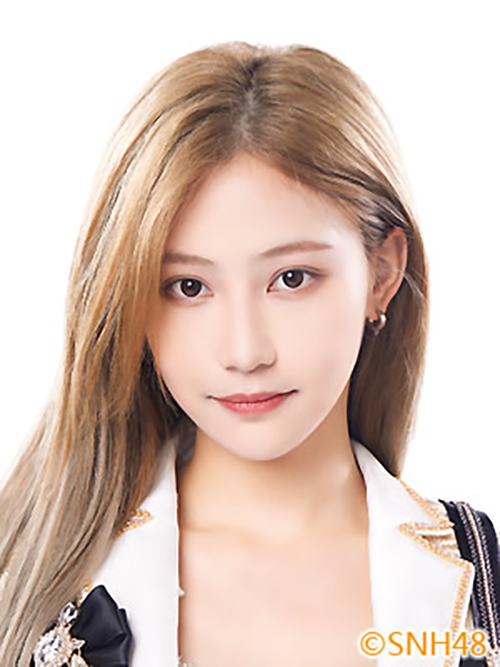 2000年3月19日出生于中国四川省,中国内地女歌手,女子演唱团体 a