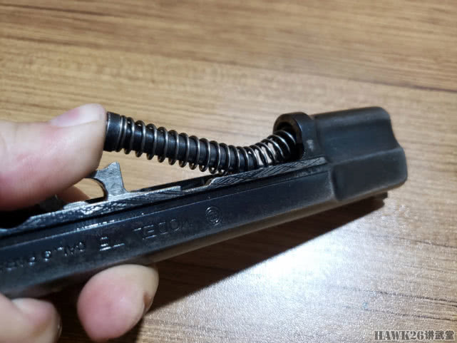  p>在自动或半自动枪械上阻缓向后移动的枪栓并将其推送回前端的弹簧.