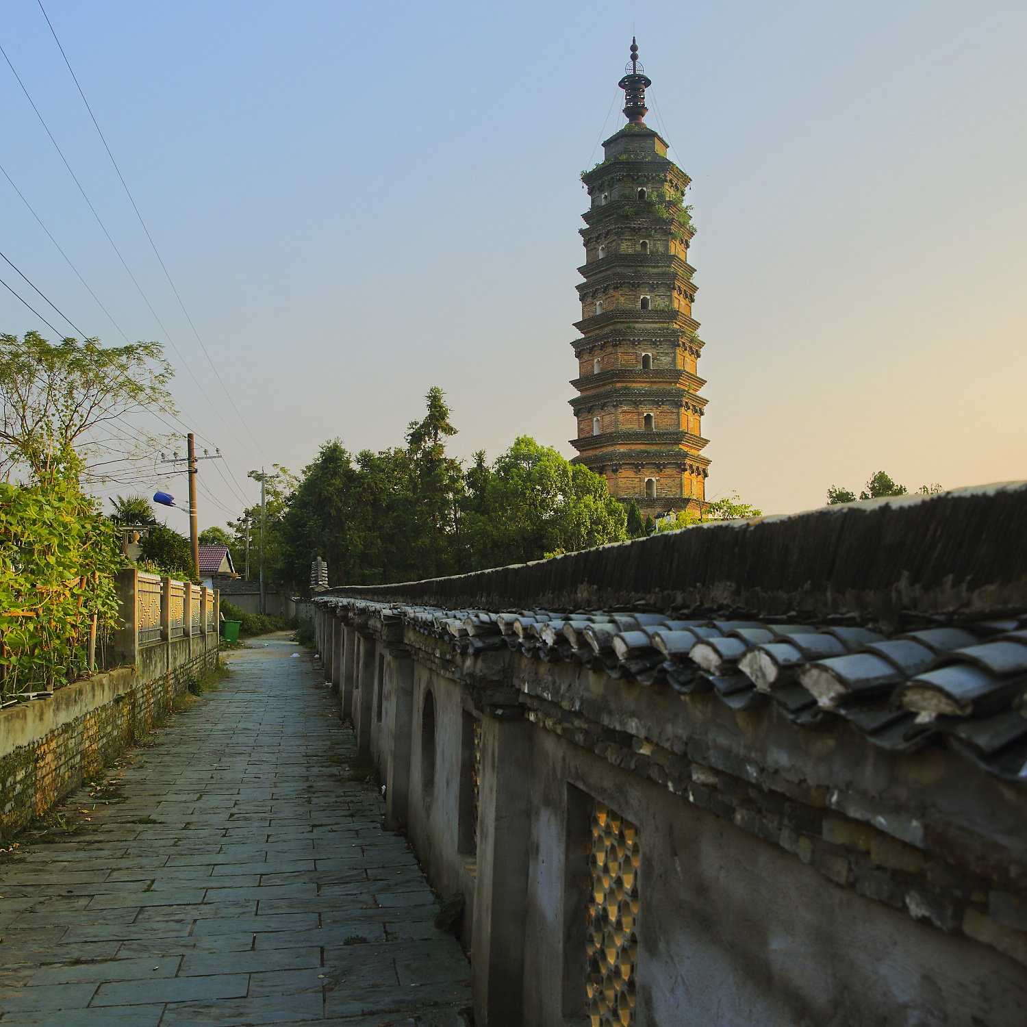 原名"西塔",俗称"红塔",又称"大圣宝塔",位于江西景德镇市浮梁县旧城