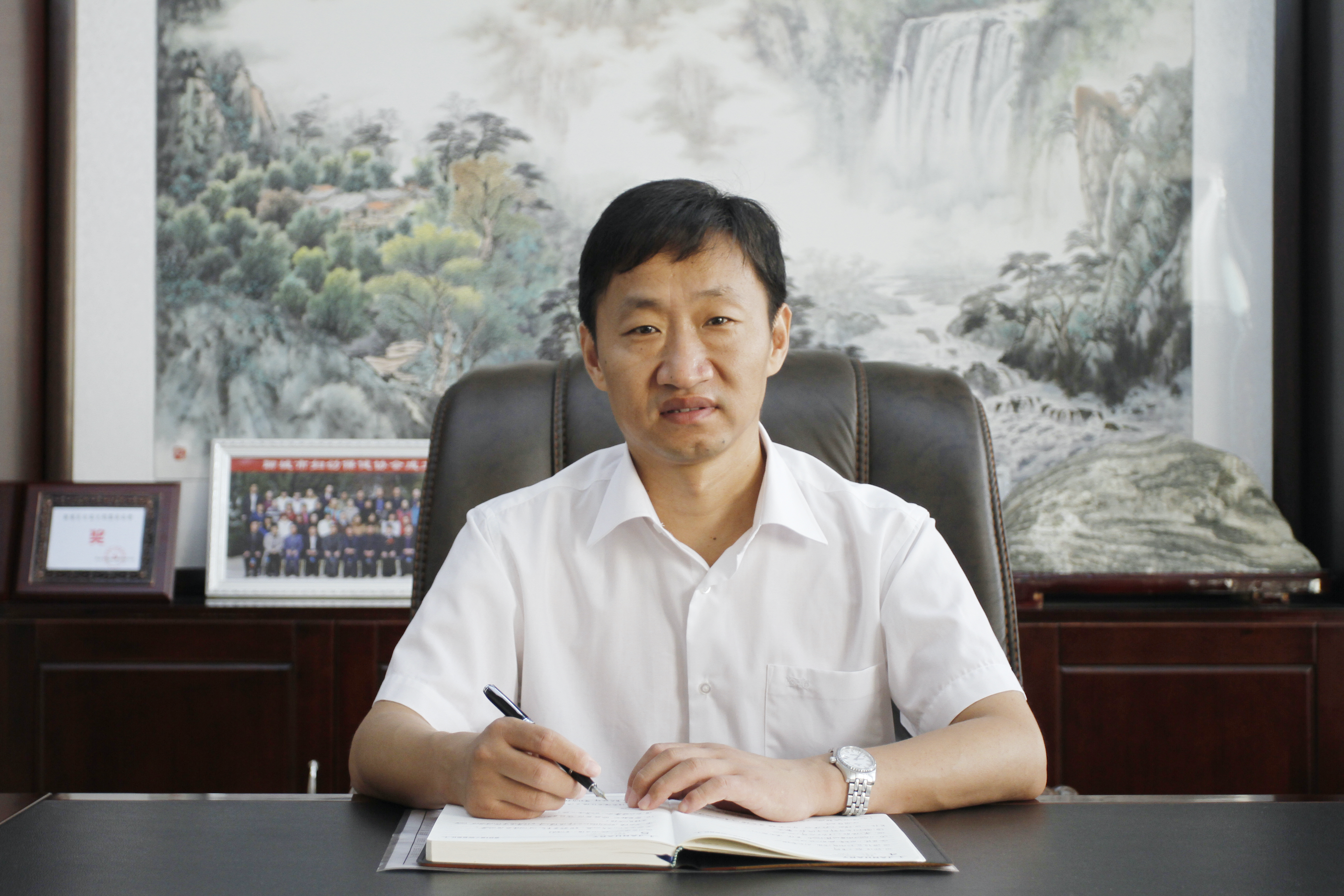  p data-id="gnc0c2r2rw">郭敬春,男,中共党员