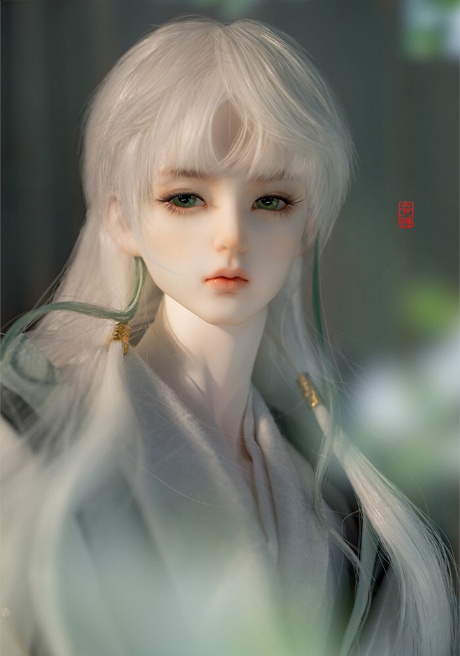 bjd( i>ball—jointed doll /i>),即"球型关节人偶"或者"球型关节人形