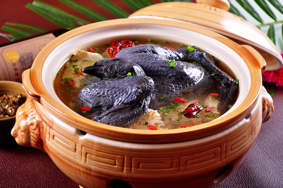  p>五子炖鸡是以乌骨鸡为主料制作的菜品. /p>