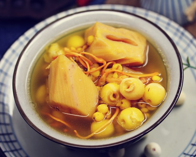  p>虫草花排骨莲藕汤是一道菜品,主料为排骨,莲藕.