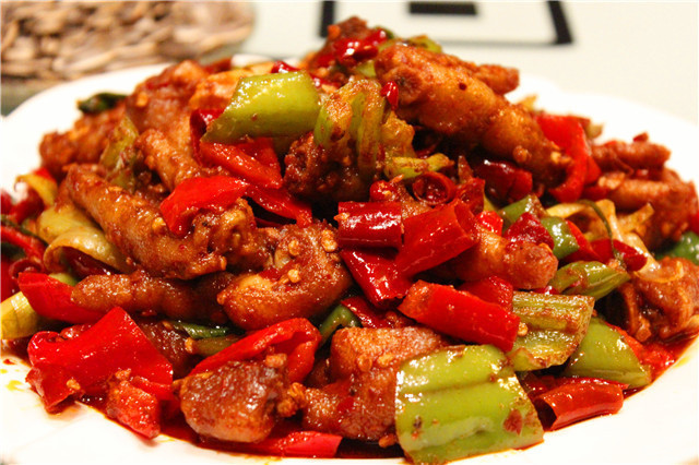 豆瓣酱,生姜,葱,料酒,生抽,胡椒粉为原料,精心炒制而成的辣味美食