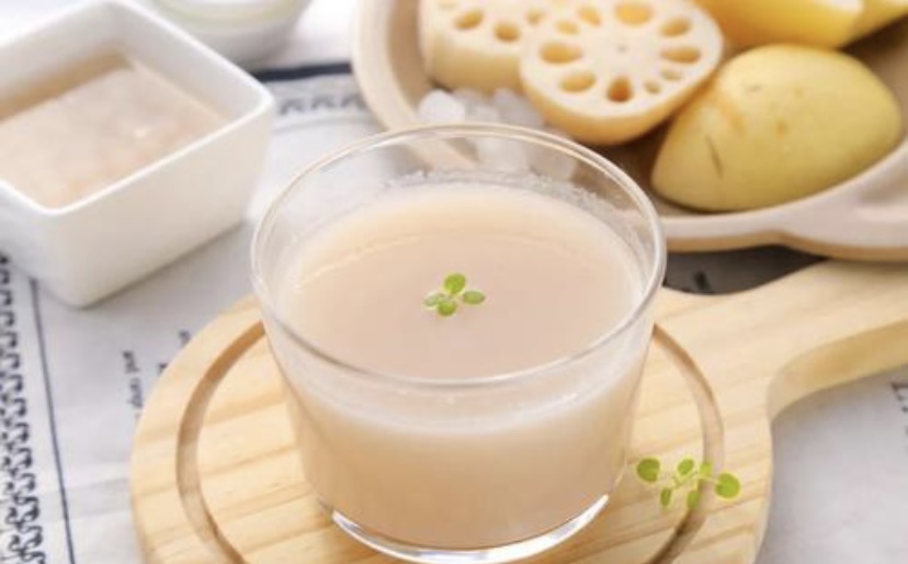  p>雪梨莲藕汁,以莲藕汁,雪花梨汁,配以冰糖,水制作而成的清香甘甜的