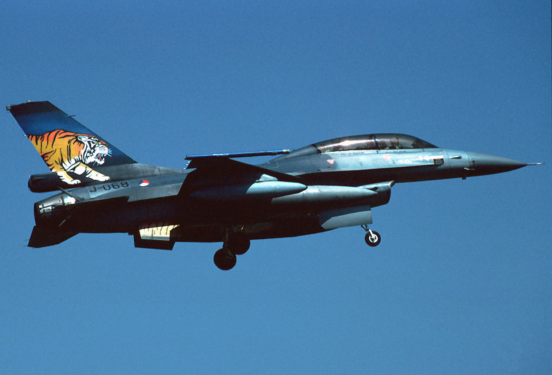 译文:战隼,通称:通用动力/洛克希德f-16"战隼",又称:国际战斗机),是