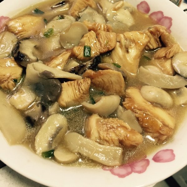  p>蘑菇炒鸡肉是一道美味的家常菜,味道浓郁,口感很棒,材料简单,制作