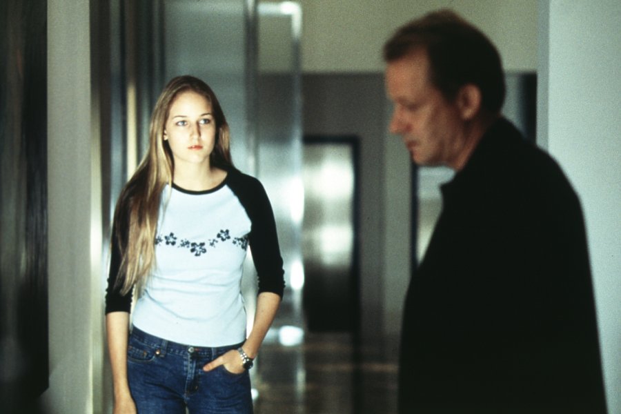  p>《玻璃屋的秘密》是2001年9月24日美国上映的惊悚类型电影,由