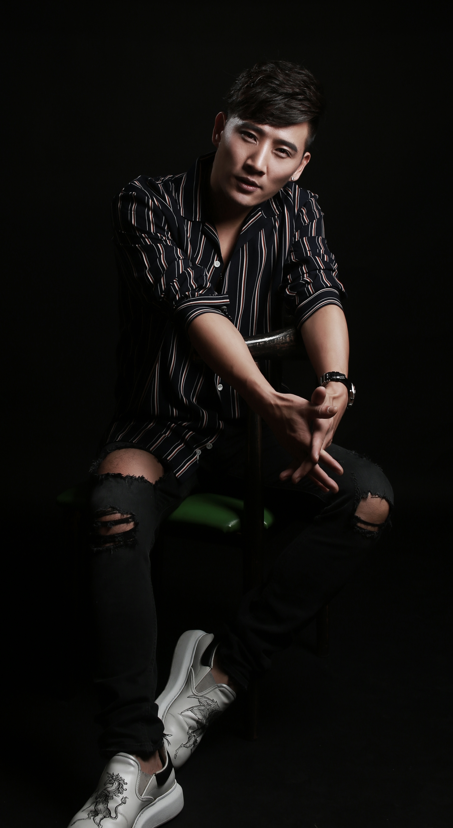 data-ctrid="slt1f9gppl5m">雷雨,1980年8月29日出生,内地男歌手,代表