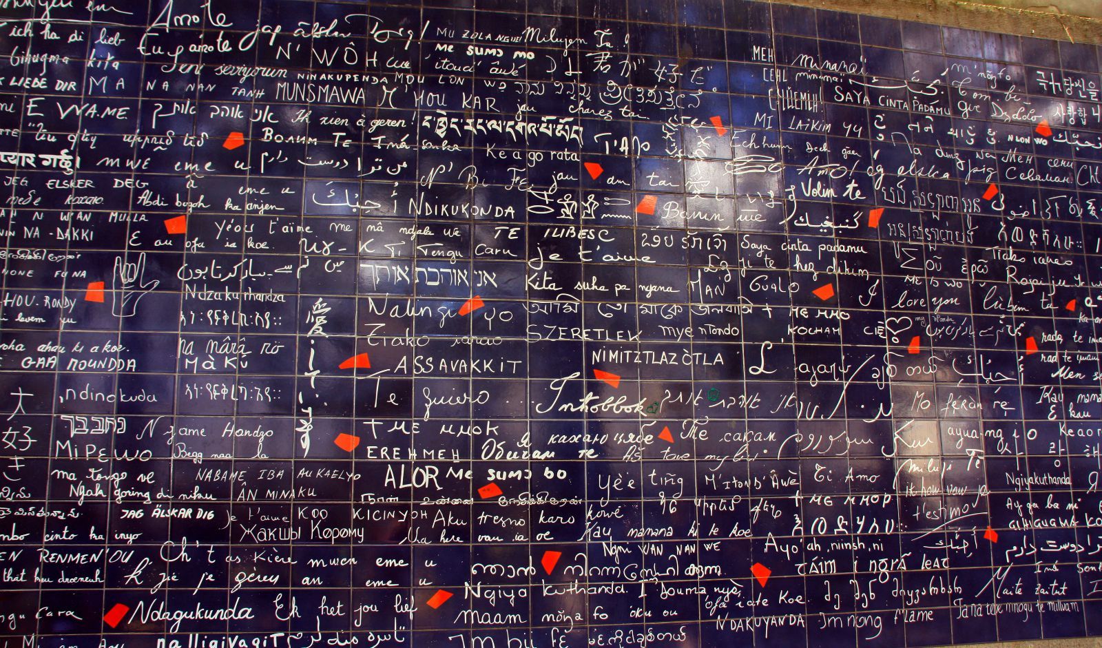  p>爱墙建立于2001年2月14日,地点在法国巴黎的蒙马特高地.