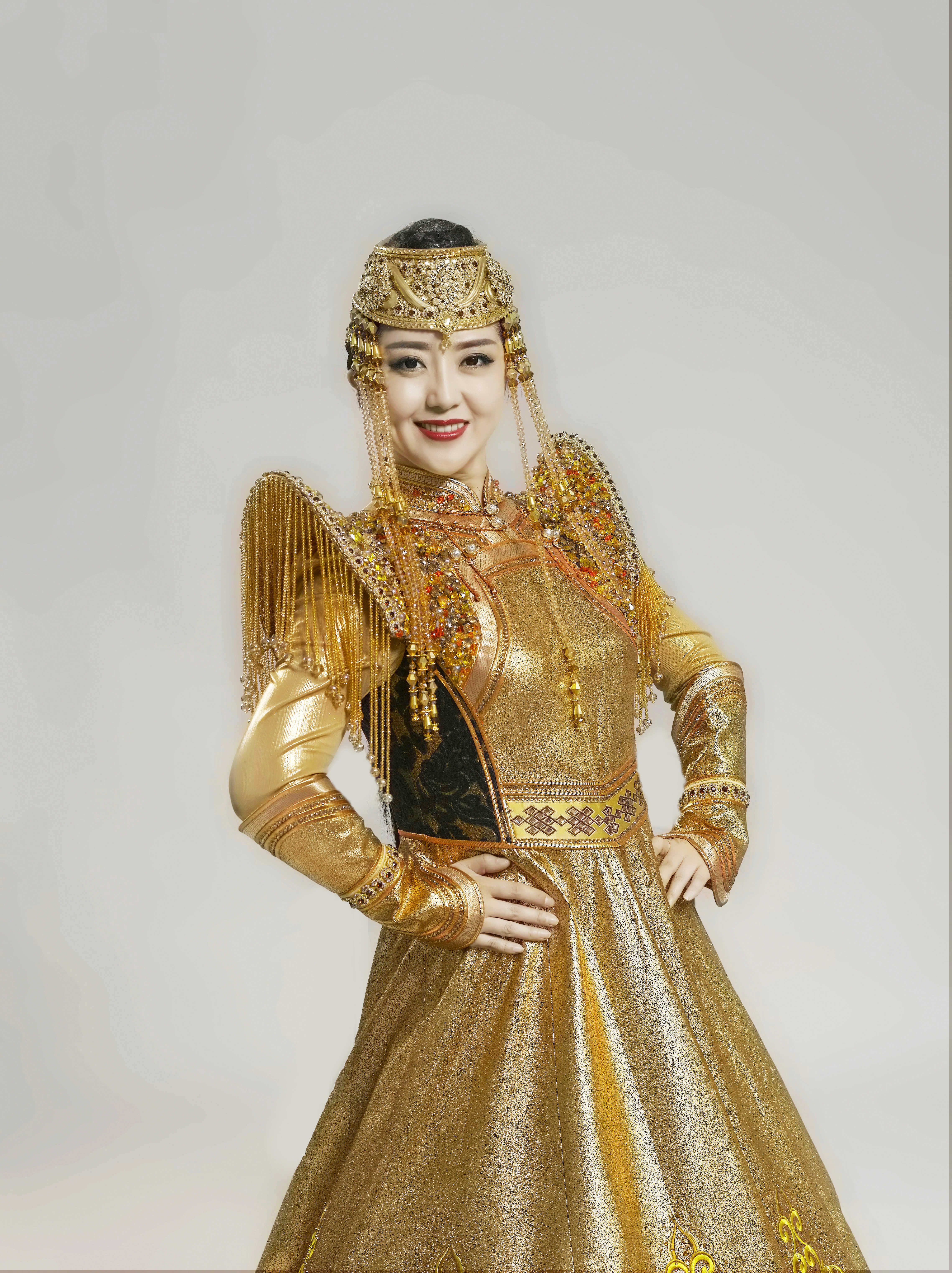  p>格格,原名蒙克其其格,8月1日出生于内蒙古乌兰布统大草原, a