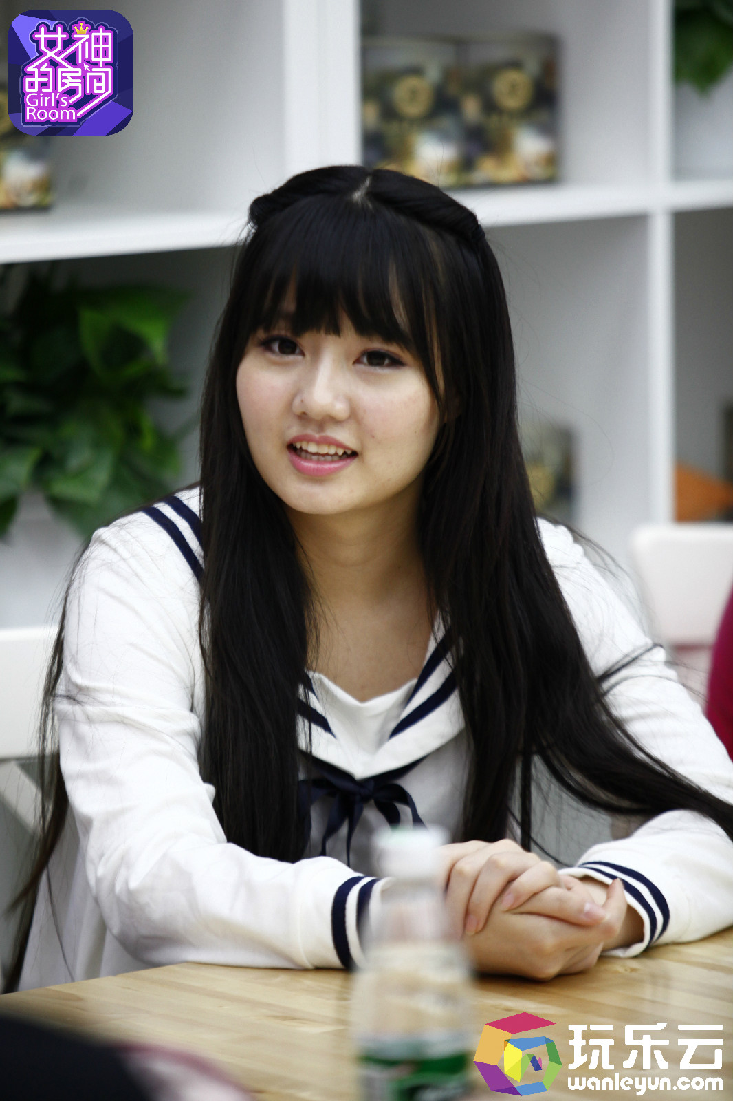 《女神的房间》是由北京玩乐云推出的「全球首款互联网直播真人互动