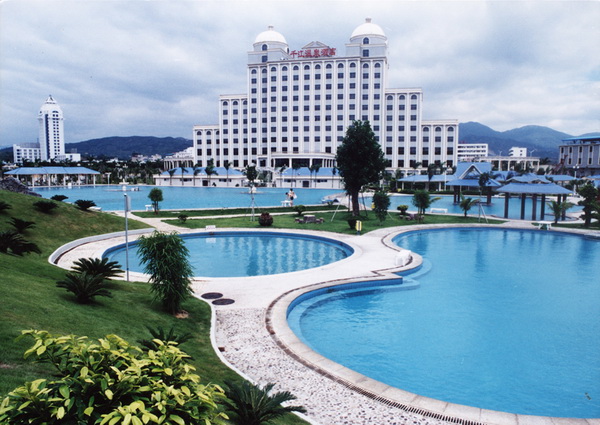 温泉度假村 /b>位于广东梅州市 a target="_blank" href="/item/丰顺