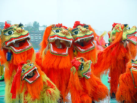 观众只看到由细碎的火星勾勒出的威武高大的狮子形象,却看不到舞狮人