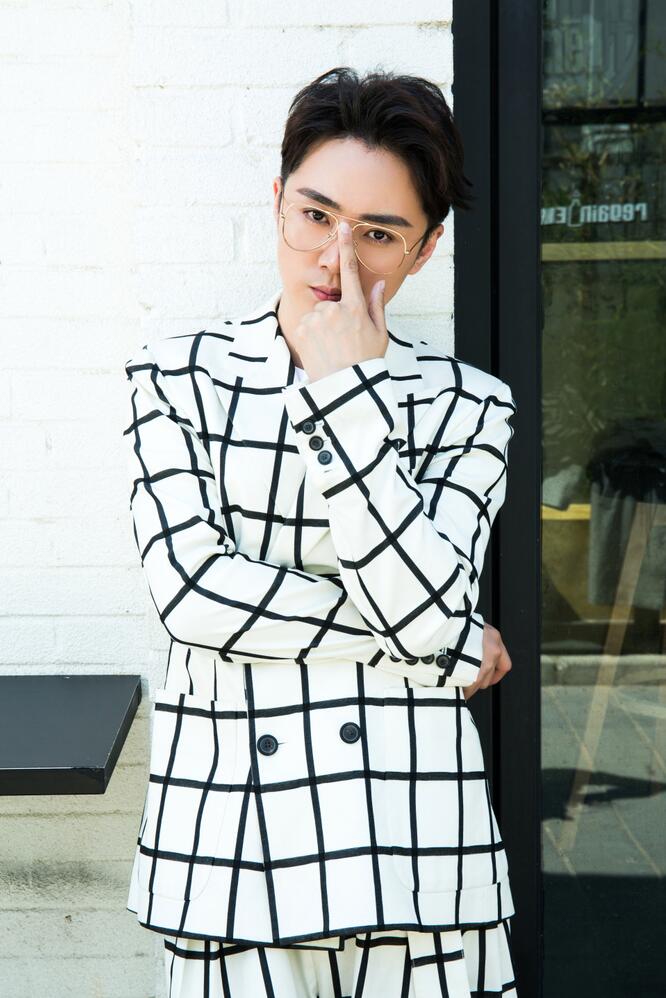  p data-id="hp0tjwvrtq">余少群,1981年10月11日出生于湖北省武汉市