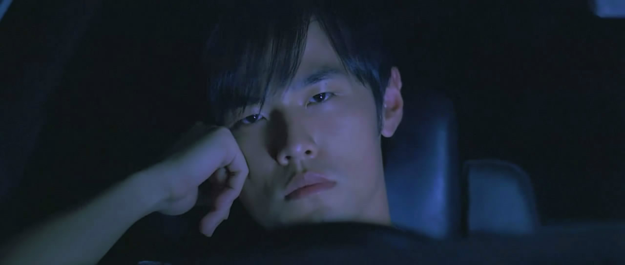 《头文字d》是由刘伟强和麦兆辉联合执导,周杰伦,铃木杏,陈冠希