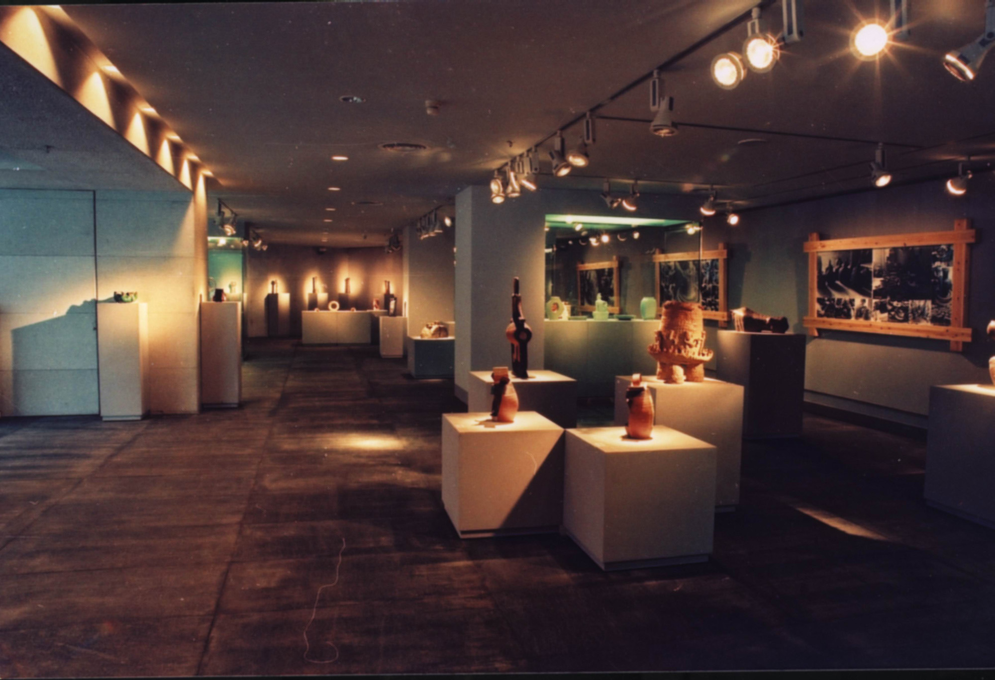  p>广东美术馆是按现代多功能目标规划建设的造型艺术博物馆,是一个不