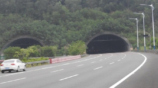  p>广州—深圳沿江高速公路,简称广深沿江高速,是中国广东省境内一条
