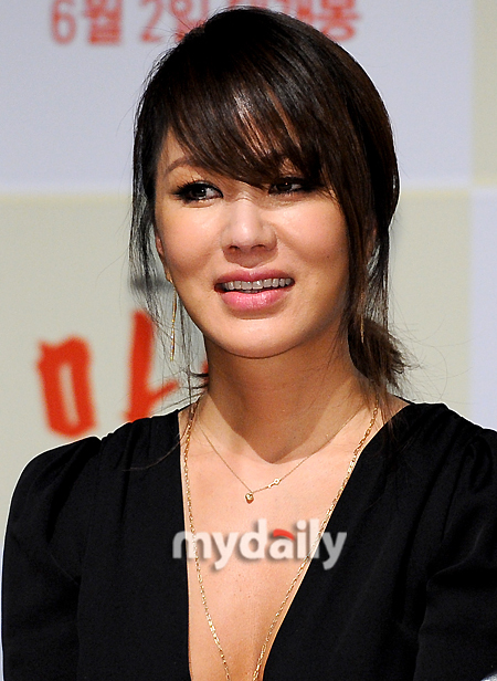  p>严正花(         ,jeong-hwaeom),1969年8月17日出生于韩国忠清北