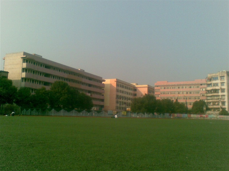  p>湘乡市第三中学发端于600多年前的"涟滨书院",据考证,状元王容