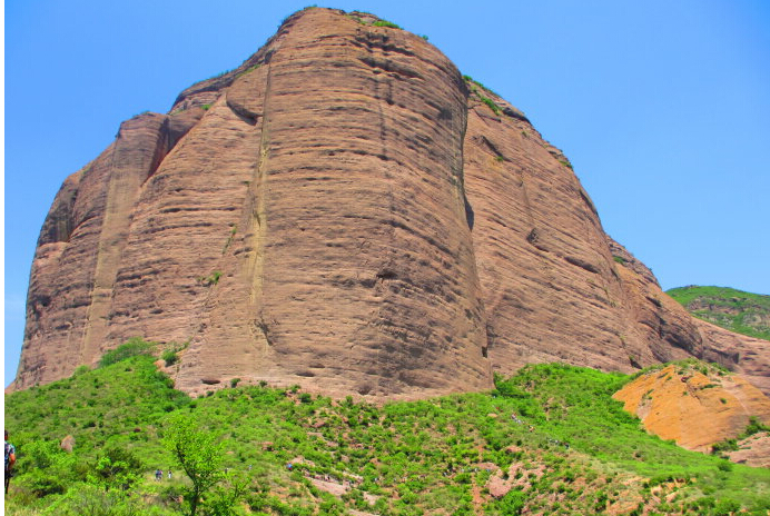  p data-id="gnvif9blmp">丹霞赤壁是浙江省衢州市江山市石门镇江郎山