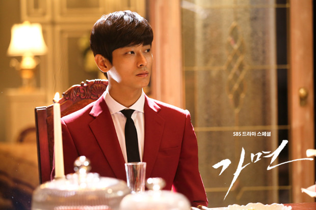  p>《假面》是韩国sbs电视台于2015年5月27日起播出的水木连续剧,由付