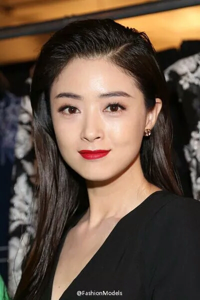  p>蒋欣,1983年5月8日出生于新疆维吾尔自治区乌鲁木齐市,中国内地女