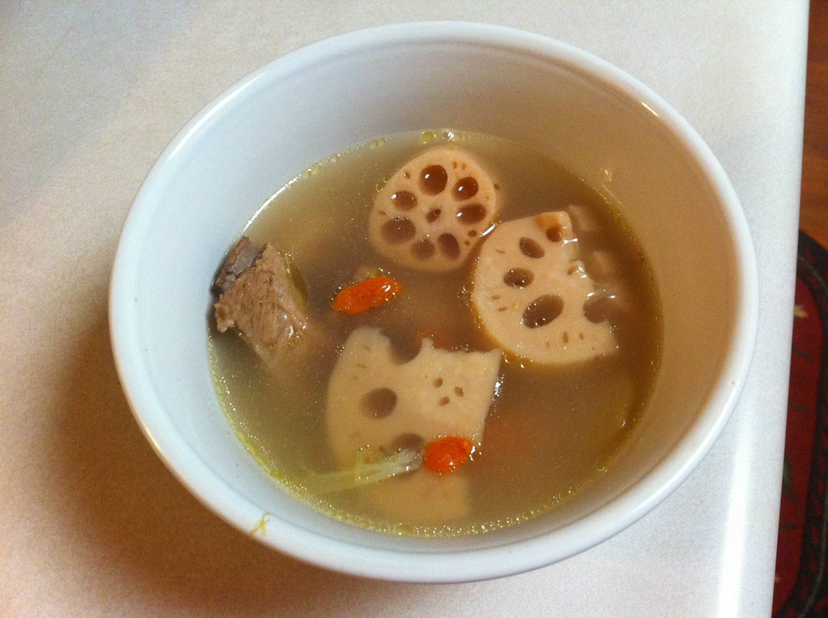  p>莲藕花生排骨汤是一种美食,主料有排骨500克, a href="#" data