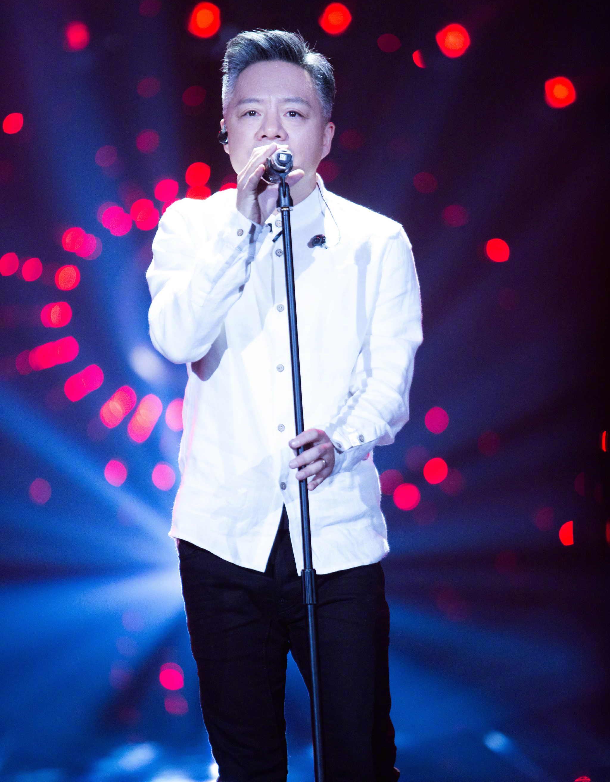  p>李晓东,又名李丰溢,1969年7月5日出生于北京市,中国内地民谣男歌手