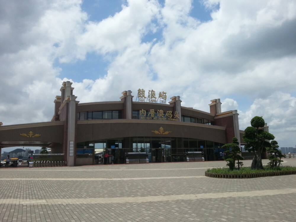 钢琴码头建筑与大海浑然一体,以蓝白为主色调,使码头融入大自然海天