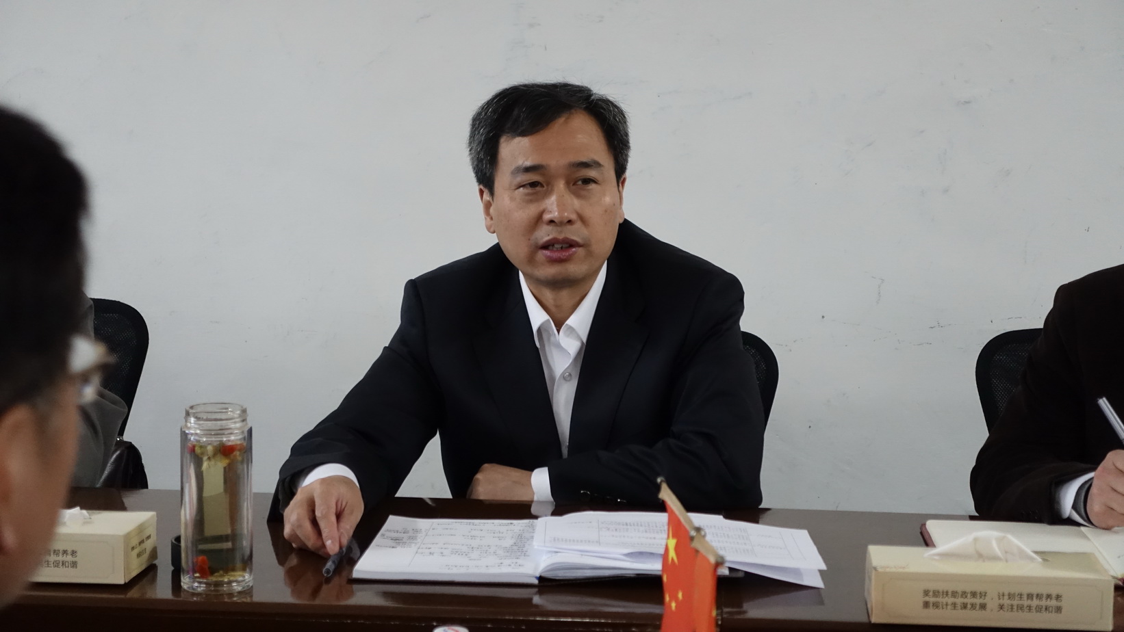 但"买官"者醴陵市农机局党委书记叶长华,仍在原岗位上任职,未受"买官"